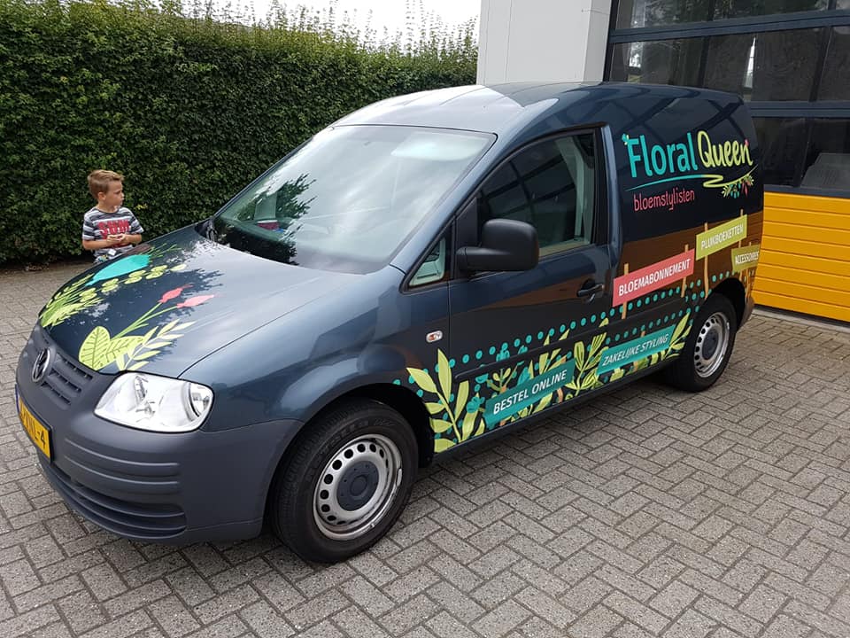 Woww!! Kijk eens hoe gaaf onze bedrijfsauto nu is!