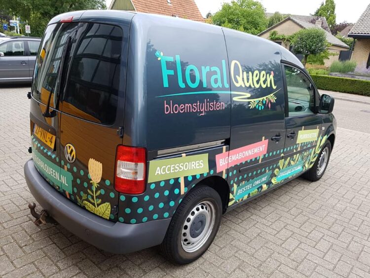 Woww!! Kijk eens hoe gaaf onze bedrijfsauto nu is!