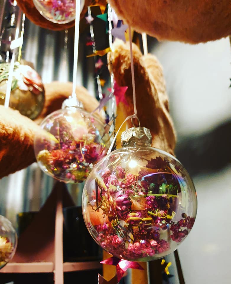 KERSTBAL met DROOGBLOEMEN —